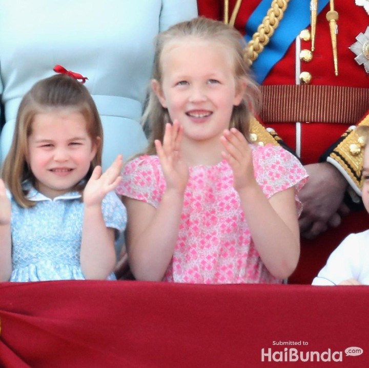 <p>Putri Charlotte jarang memakai bando di depan publik. Pada perayaan ulang tahun nenek buyutnya, Ratu Elizabeth II, Putri Charlotte memilih memakai pita merah. (Foto: Getty Images)<br /><br /></p>