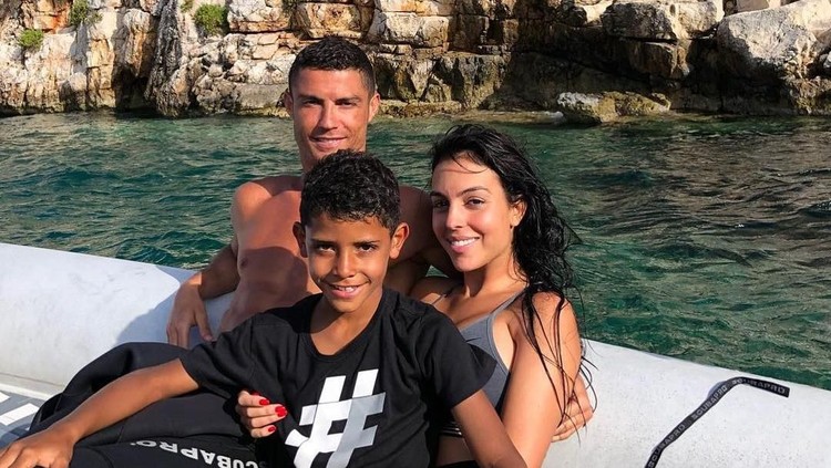 Di lapangan hijau Cristiano Ronaldo bisa aja tampil gahar. Tapi di rumah, Cristiano Ronaldo adalah sosok family man banget.