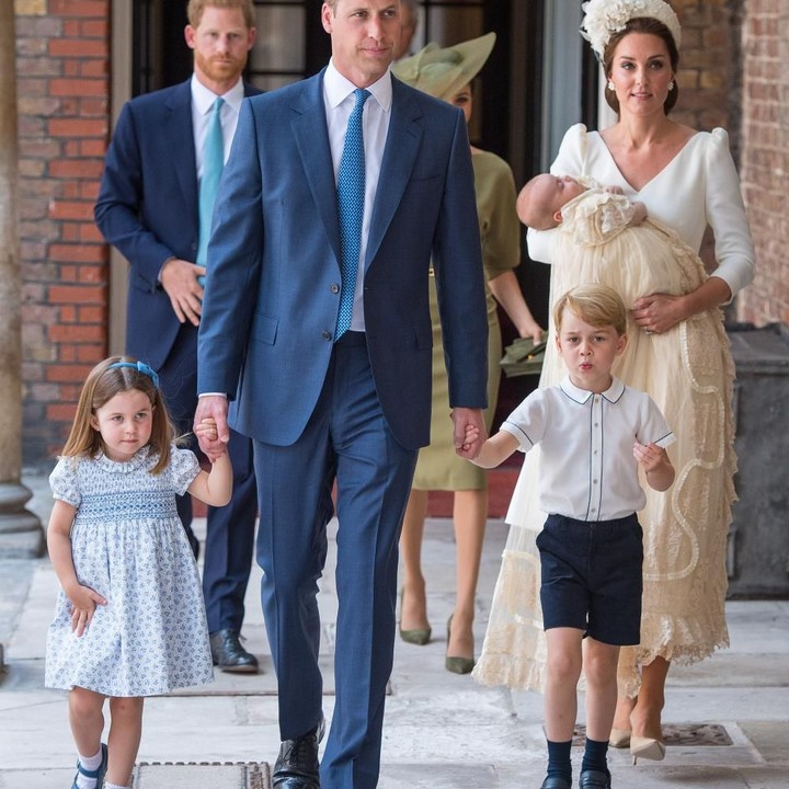 <p>Gaya Putri Charlotte manis banget pada acara pembaptisan Pangeran Louis. Dia memakai bando berwarna biru, senada dengan pakaian dan sepatu yang dikenakannya. (Foto: Getty Images)</p>