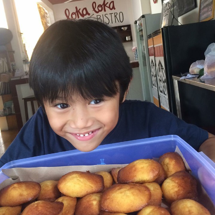 <p>Ekspresi Pitu ketika melihat makanan favoritnya. Lucu dan happy! (Foto: Instagram/sarahcandra)</p>