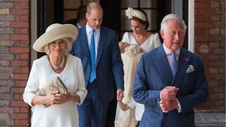 Sebagai seorang kakek bisa dipastikan Pangeran Charles juga sayang sekali pada cucunya. Terutama ketika si cucu baru saja lahir.
