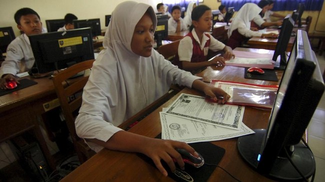 Sistem penerimaan murid baru SMP akan melalui 4 jalur domisili, afirmasi, prestasi dan mutasi. Penerimaan murid baru di SMA akan ditetapkan di level provinsi.