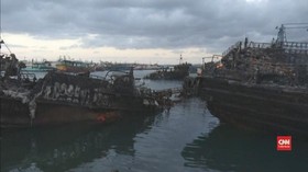 VIDEO: 30 Jam Lebih, Api Membakar Kapal di Pelabuhan Benoa