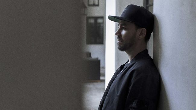 Sebagai seorang musisi, Mike Shinoda dikenal tak hanya melalui Linkin Park ataupun artis solo. Ia juga memiliki proyek band bernama Fort Minor.