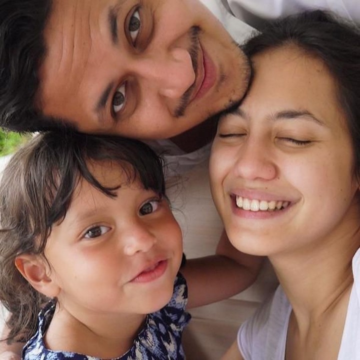<p>Saat berpose bareng Keenan Pearce. Hi-hi, kayak bapak, ibu, dan anak ya, Bun? (Foto: Instagram @pevpearce)</p>
