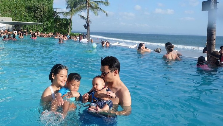 Tiap orang tua punya parenting style atau pola asuh berbeda. Nah, seperti apa pola asuh yang diterapkan Titi Kamal pada anaknya ya?