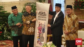 Jokowi Terima Sulaman Besar Alquran dari Tokoh Konghucu