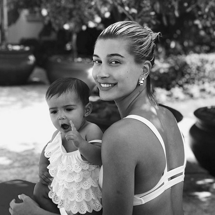 <p>Yang dipangku dan yang memangku sama-sama manis nih. (Foto: Instagram/ @haileybaldwin)  </p>