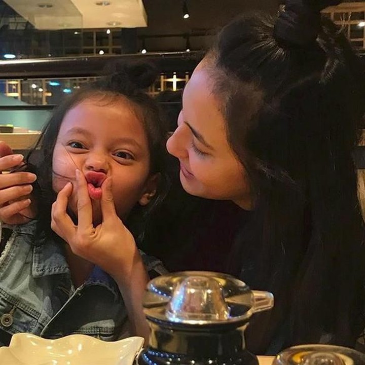 <p>Bercanda dengan bergaya duke face bareng Pevita Pearce. (Foto: Instagram @pevpearce)</p>