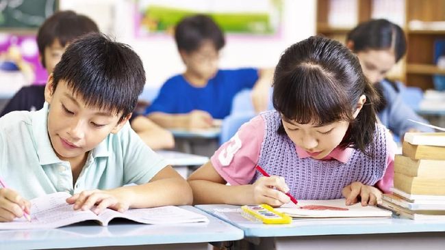 Sebuah sekolah di Cina menghilangkan kursi-kursi kantin dengan harapan agar siswa bisa makan lebih cepat dan fokus belajar.