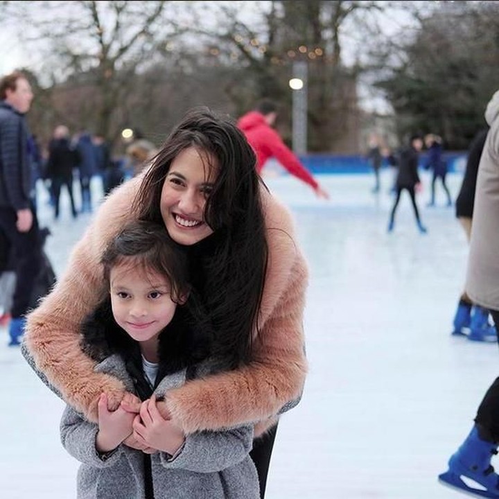 <p>Main ski saat cuaca bersalju, brrrrr! (Foto: Instagram @pevpearce)</p>
