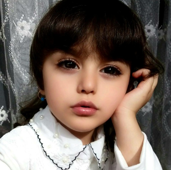 Hai Bunda, kenalkan ini Mahdis Mohammadi. Bocah 8 tahun ini sempat viral karena parasnya yang cantik. (Foto: Instagram/mahdis_mohamadi91)