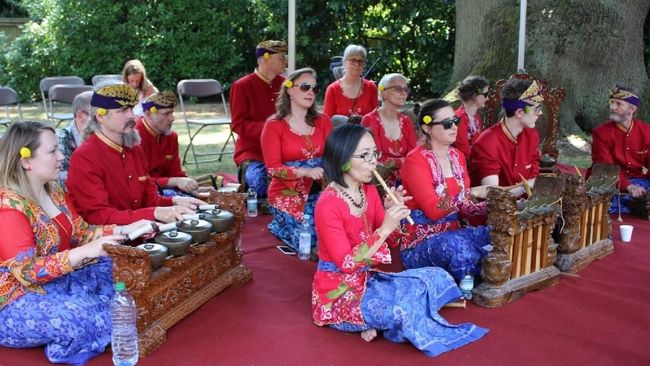 Nuansa Sunda dan Bali di Piknik Anglo Indonesian Society 2018