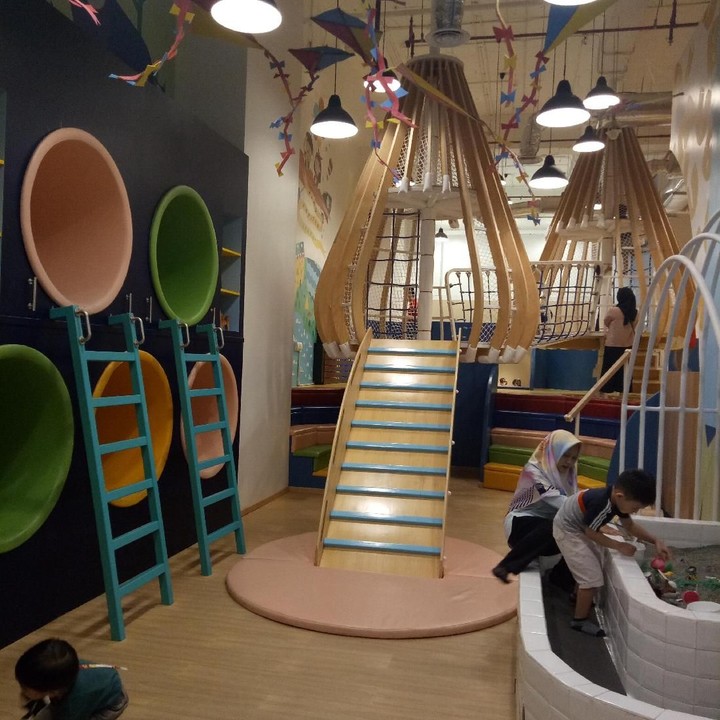 <p>Bunda, ada tempat bermain lucu nih, namanya Buumi Playscape.  Lokasinya ada di lantai tiga Mal Pacific Place, Jakarta Selatan.</p>
