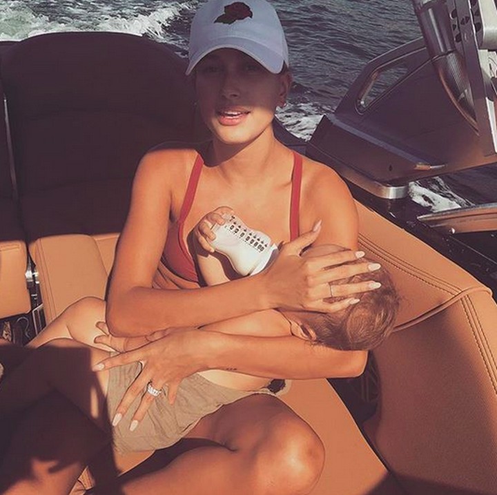 <p>Sosok keibuan Hailey Baldwin terpancar banget di foto ini. (Foto: Instagram/ @haileybaldwin)  </p>