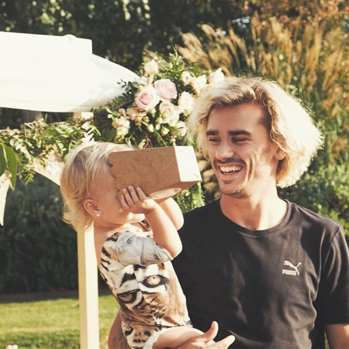 <p>Hi-hi-hi, Antoine Griezmann geli melihat ulah si kecil. (Foto: Instagram @eri_chope)</p>