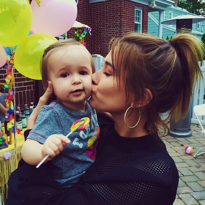 <p>Muah! Kecup sayang Hailey buat si bayi. (Foto: Instagram/ @haileybaldwin)  </p>