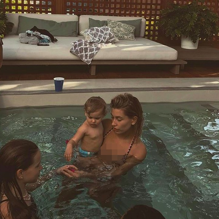 <p>Walaupun umurnya baru 21 tahun, Hailey Baldwin udah luwes banget nih, Bun, menghabiskan waktu bareng anak-anak. Seperti saat berenang kayak gini. (Foto: Instagram/ @haileybaldwin)  </p>