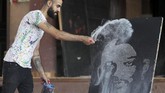 FOTO: Cara Kilat Seniman Mesir Ciptakan Karya Seorang seniman Mesir berusia 23 tahun mampu membuat sebuah lukisan artistik dengan amat cepat, empat menit, dari bawah ke atas.