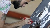 FOTO: Cara Kilat Seniman Mesir Ciptakan Karya Seorang seniman Mesir berusia 23 tahun mampu membuat sebuah lukisan artistik dengan amat cepat, empat menit, dari bawah ke atas.