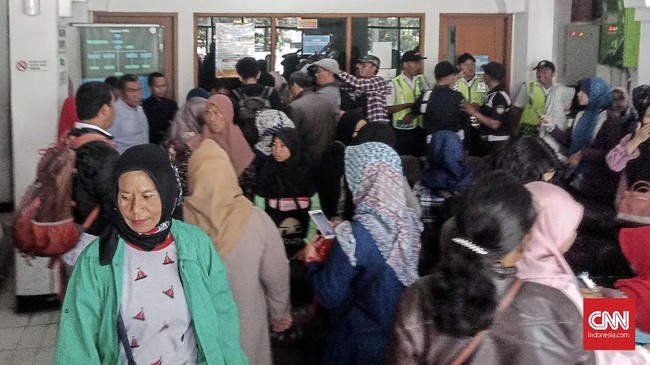 Ratusan orangtua siswa memprotes kebijakan PPDB sistem zonasi yang dinilai merugikan. Banyak calon siswa dengan NEM tinggi gagal masuk sekolah negeri.