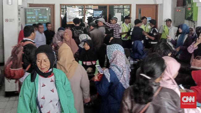 Zonasi PPDB Bermasalah, Orangtua Siswa di Bandung Kelimpungan Ratusan orangtua siswa memprotes kebijakan PPDB sistem zonasi yang dinilai merugikan. Banyak calon siswa dengan NEM tinggi gagal masuk sekolah negeri.