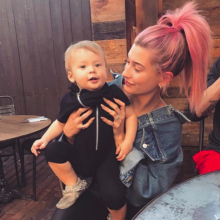 <p>Hmm, Hailey Baldwin sepertinya termasuk sosok yang senang main dengan anak-anak ya, Bun? (Foto: Instagram/ @haileybaldwin)  </p>