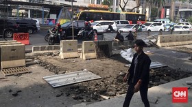 Buruh 'Kerja Rodi' Bongkar Trotoar Jakarta Demi Asian Games