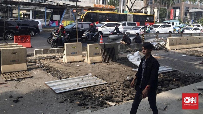 Trotoar di sejumlah jalan protokol Jakarta dipersolek jelang gelaran Asian Games. Para buruh kerja rodi menuruti kemauan Pemprov DKI Jakarta.