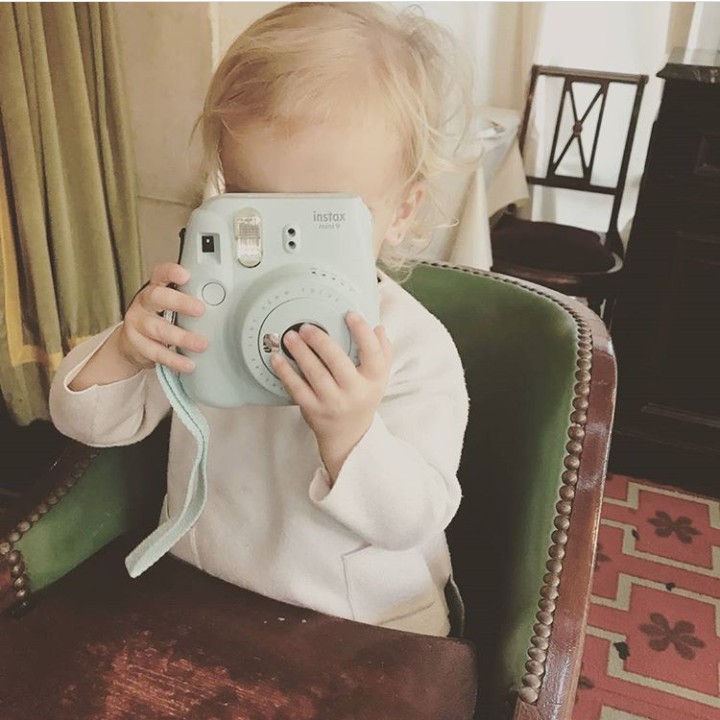 <p>Cekrek! Mia sedang memfoto ayahnya nih. (Foto: Instagram @antogriezmann)</p>
