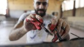 FOTO: Cara Kilat Seniman Mesir Ciptakan Karya Seorang seniman Mesir berusia 23 tahun mampu membuat sebuah lukisan artistik dengan amat cepat, empat menit, dari bawah ke atas.