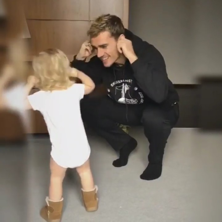 <p>Kalau kau suka hati pegang telinga... (Foto: Instagram @antogriezmann)</p>