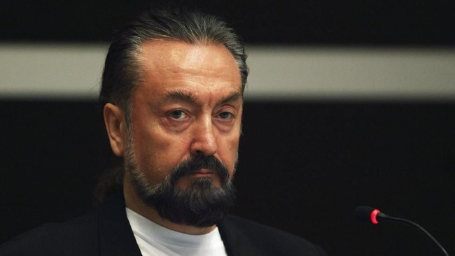 Kepolisian Turki menanangkap penulis kontroversial, Adnan Oktar alias Harun Yahya, dan menggencarkan operasi untuk memburu 235 pengikutnya.