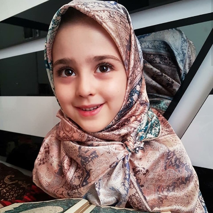 Penampilan Mahdis saat pakai jilbab, tetap cute kan? (Foto: Instagram/mahdis_mohamadi91)