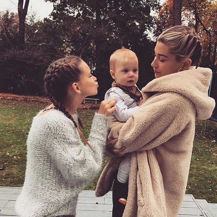 <p>Di foto ini, aura keibuan Hailey kelihatan banget ya? (Foto: Instagram/ @haileybaldwin)  </p>