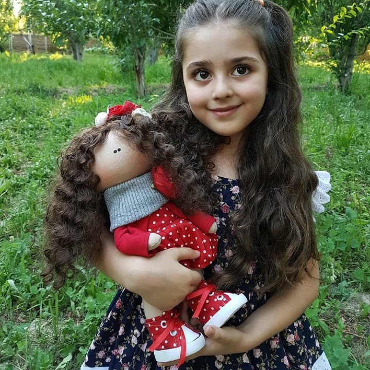 Sama seperti anak-anak lain, Mahdis juga senang main boneka. (Foto: Instagram/mahdis_mohamadi91)