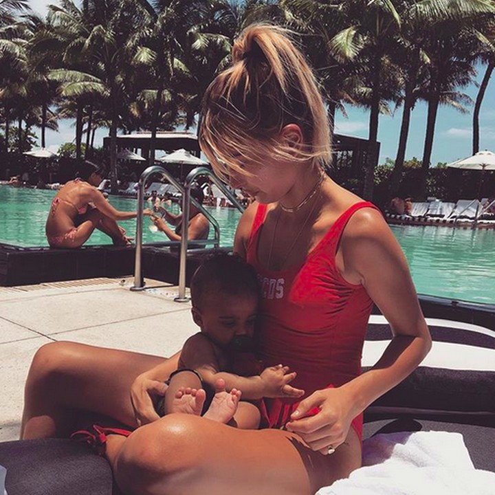 <p>Aih, anteng banget sih bayi yang satu ini berada di pangkuan Hailey. (Foto: Instagram/ @haileybaldwin)  </p>