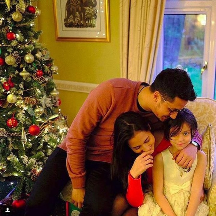 <p>Bersama Keenan dan Pevita, Chelsea berpose dekat pohon Natal (Foto: Instagram @pevpearce)</p>