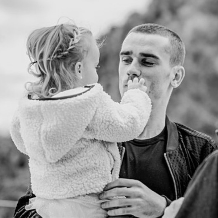 <p>Gadis cilik di gendongan Antoine Griezmann ini namanya Mia. Dia adalah putri satu-satunya striker Timnas Prancis ini. (Foto: Instagram @eri_chope)</p>