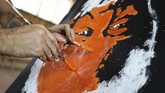 FOTO: Cara Kilat Seniman Mesir Ciptakan Karya Seorang seniman Mesir berusia 23 tahun mampu membuat sebuah lukisan artistik dengan amat cepat, empat menit, dari bawah ke atas.