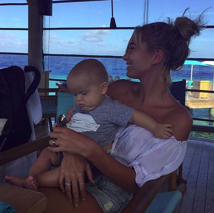<p>Bikin bayi yang dipangkunya nyaman sepertinya jadi hal mudah bagi Hailey Baldwin. Setuju, Bun? (Foto: Instagram/ @haileybaldwin)</p>