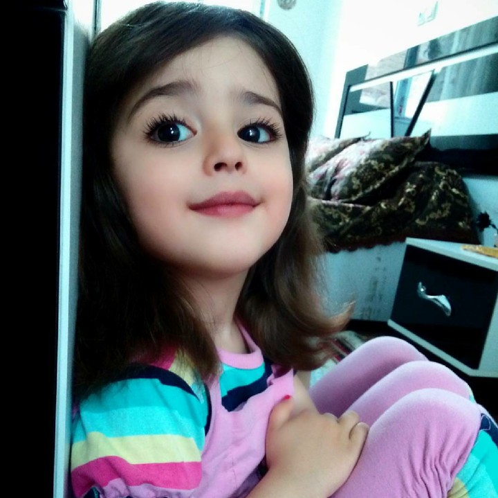 Paras Mahdis yang ayu membuat gadis cilik ini disebut manis nan imut layaknya boneka. (Foto: Instagram/mahdis_mohamadi91)