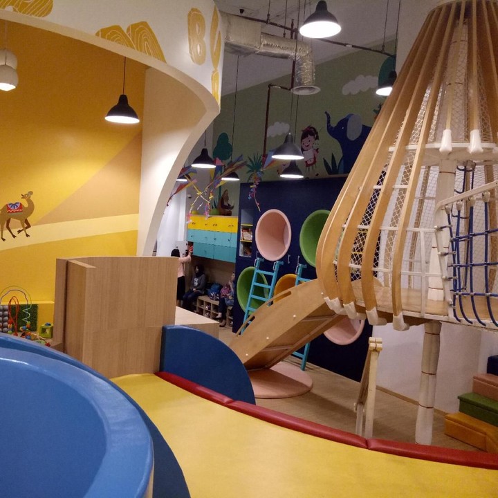 <p>Buumi Playscape juga memiliki kelas edukatif yang diisi oleh beberapa vendor ternama untuk membantu tumbuh kembang anak. Kelas ini biasanya terbatas untuk peserta yang sudah mendaftar lebih dulu dengan harga berbeda di tiap vendor ya, Bun.</p>