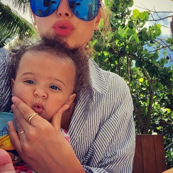 <p>Kata Hailey Baldwin, beginilah jika dia sedang jadi babysitter. Hi-hi-hi. (Foto: Instagram/ @haileybaldwin)</p>