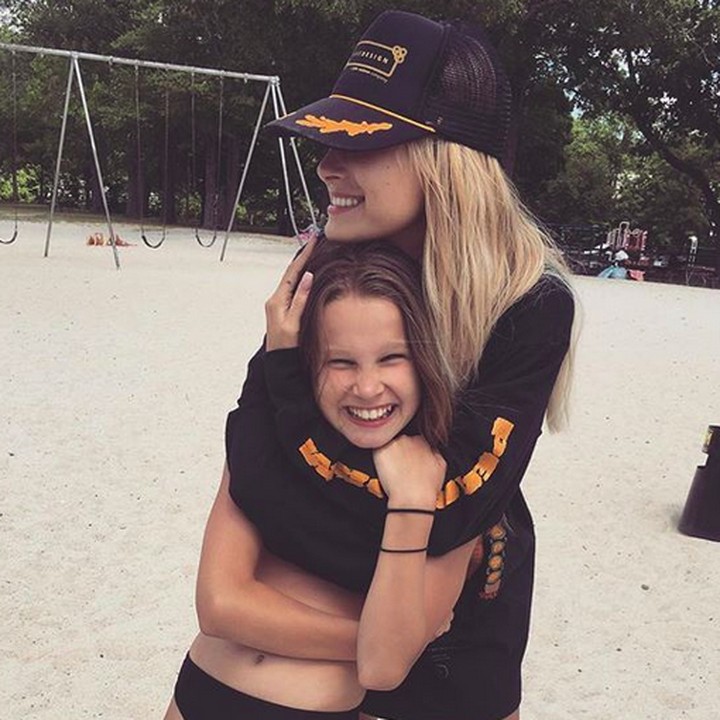 <p>Pelukan hangat tunangan Justin Bieber ini sukses bikin si bocah happy. (Foto: Instagram/ @haileybaldwin)</p>