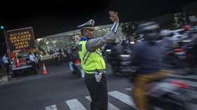 TNI-Polri Sekat Jalan Cegah Konvoi Malam Natal di Ambon