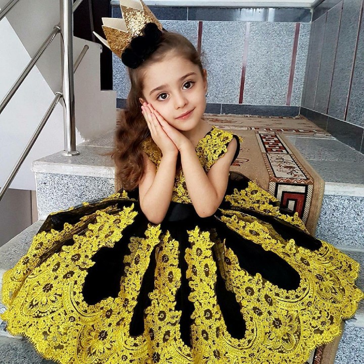 Aih, kecil-kecil Mahdis udah jago banget berpose. (Foto: Instagram/mahdis_mohamadi91)