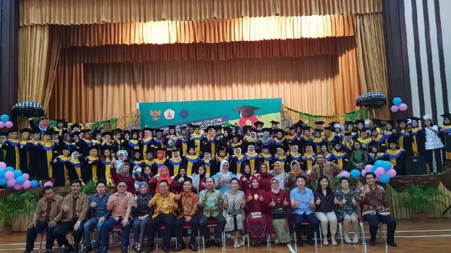 Hingga kini sekitar 200-an sarjana S-1 Universitas Terbuka tercatat di KBRI Singapura, dan ada pula yang melanjutkan ke jenjang S-2.