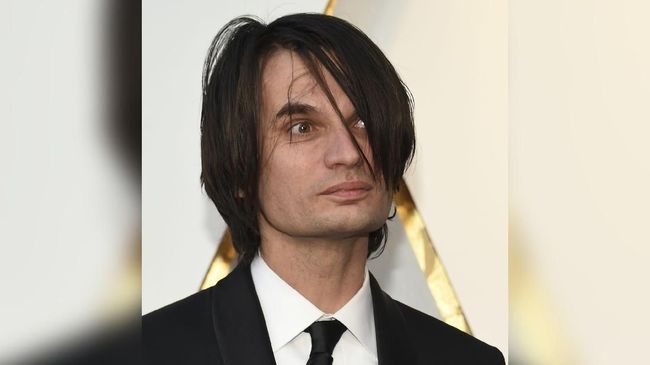Gitaris Jonnu Greenwood merilis karya solonya, bukan sebuah album yang berisi melodi, melainkan kumpulan partitur lagunya untuk piano.