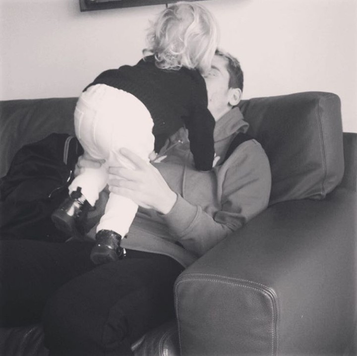 <p>Cup! Kecupan sayang untuk ayah yang selalu perhatian pada keluarga. (Foto: Instagram @antogriezmann)</p>